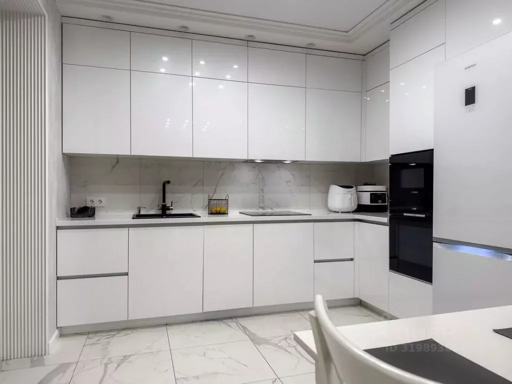 3-к кв. Волгоградская область, Волгоград ул. Расула Гамзатова, 11 ... - Фото 1