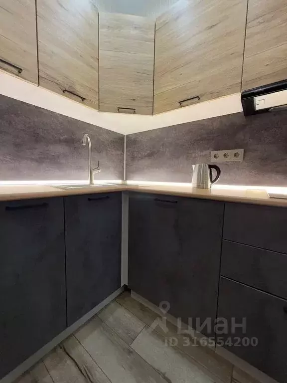 1-к кв. Свердловская область, Екатеринбург ул. Азина, 22/7 (35.0 м) - Фото 0