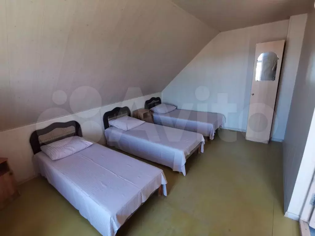 Комната 20 м в 9-к., 2/2 эт. - Фото 1