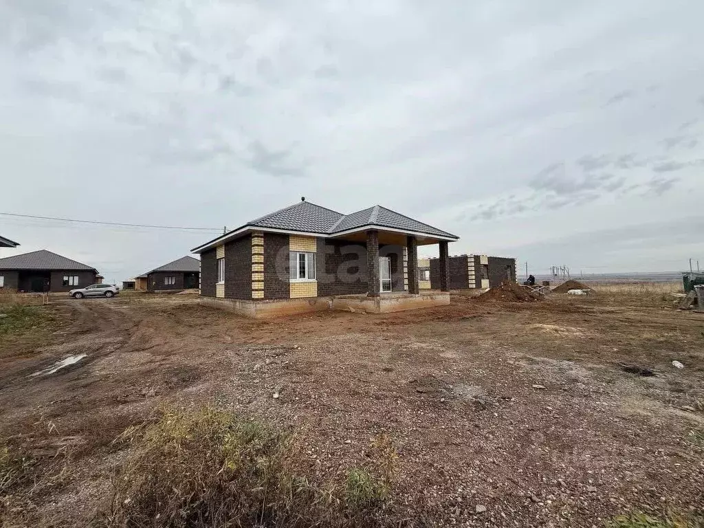 Дом в Оренбургская область, Оренбургский район, Сергиевский сельсовет, ... - Фото 1