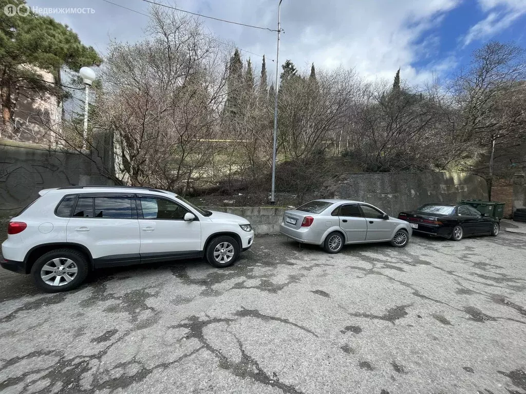 Участок в Ялта, улица Дзержинского (0.5 м) - Фото 1