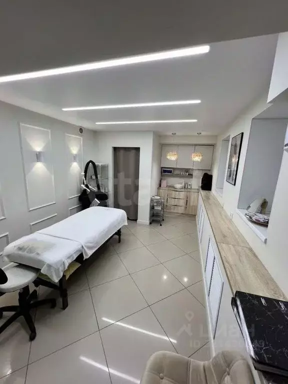 Помещение свободного назначения в Тюменская область, Тюмень ул. 50 лет ... - Фото 1