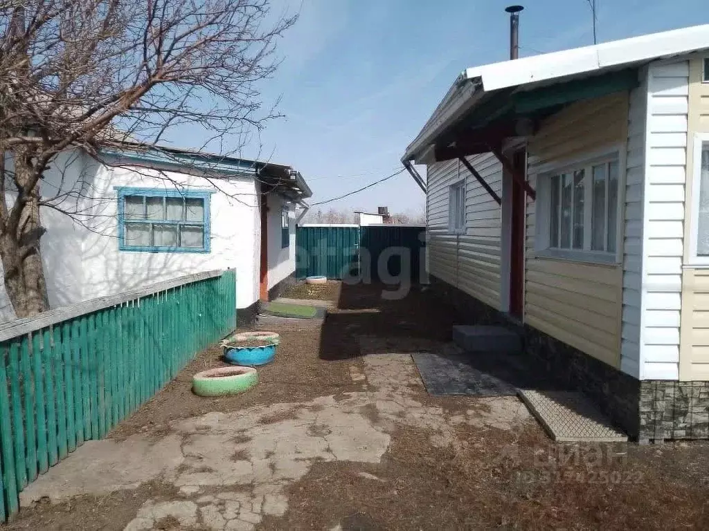 Дом в Омская область, Нововаршавский район, с. Бобринка ул. Ленина, 25 ... - Фото 1