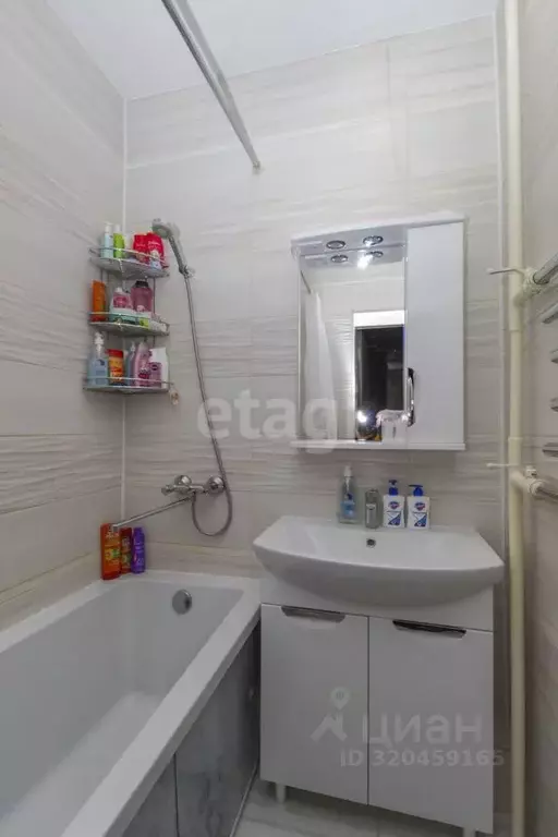 2-к кв. Омская область, Омск ул. Дианова, 16 (69.9 м) - Фото 0