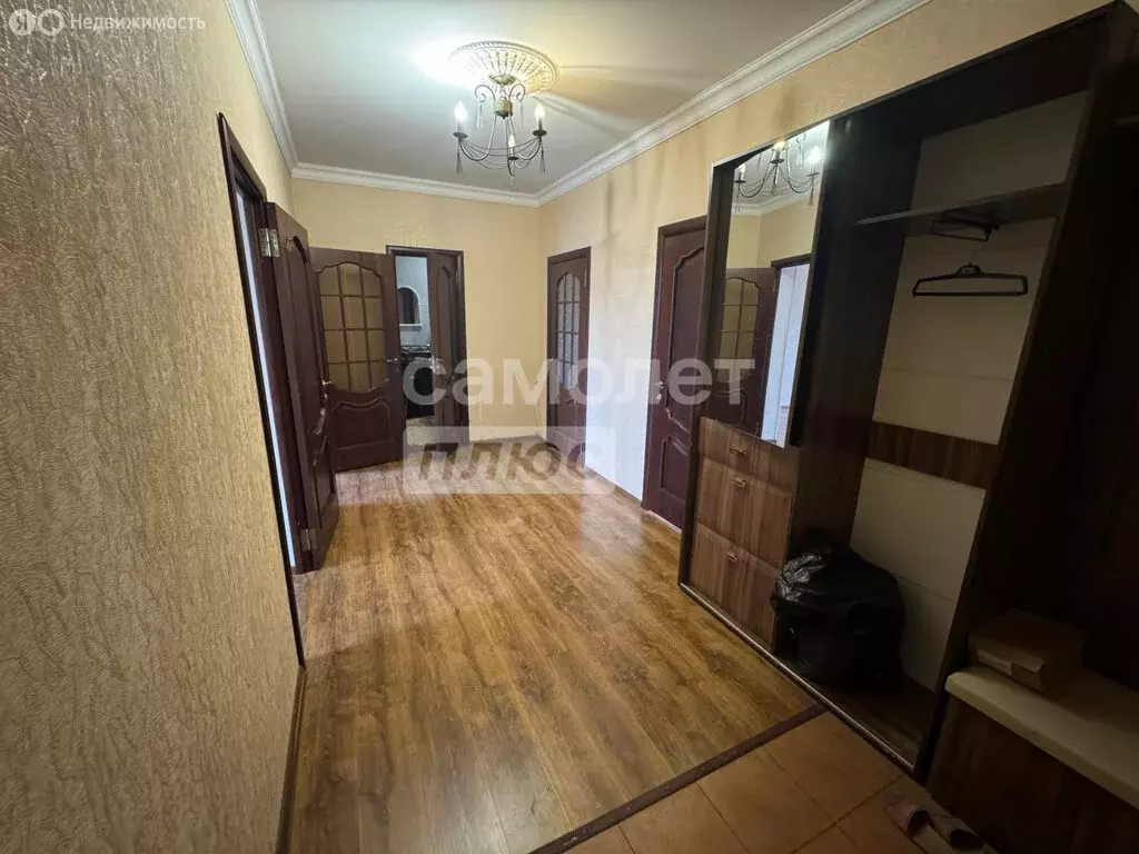 4-комнатная квартира: Махачкала, улица Абдулбасирова, 27 (90 м) - Фото 0