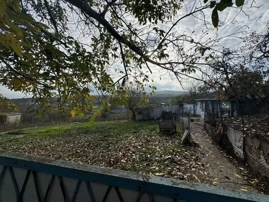 Дом в Крым, Кировский район, Первомайское с/пос, с. Изюмовка ул. ... - Фото 2