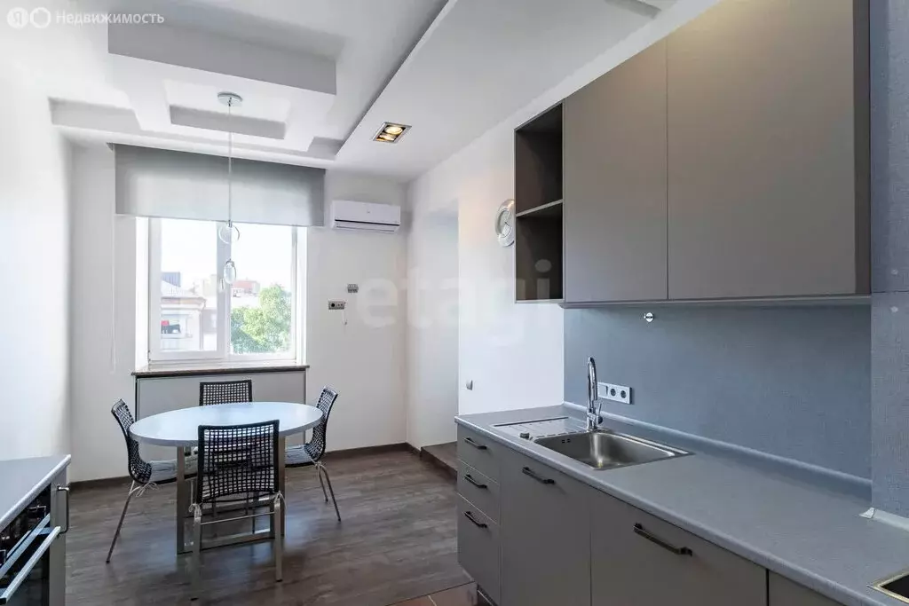 2-комнатная квартира: Тюмень, улица Володарского, 26 (69 м) - Фото 0