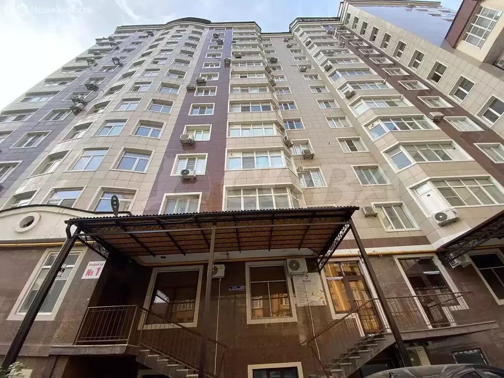 3-комнатная квартира: Махачкала, улица Юсупа Акаева, 25А (125 м) - Фото 1