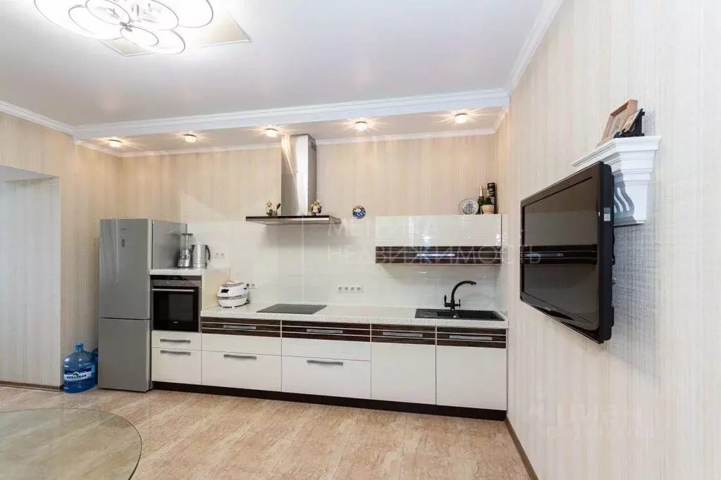 2-к кв. Тюменская область, Тюмень ул. Шиллера, 46к3 (98.0 м) - Фото 0