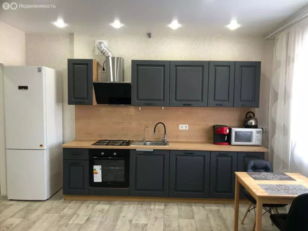 3-комнатная квартира: посёлок Октябрьский, улица Французский Квартал, ... - Фото 1