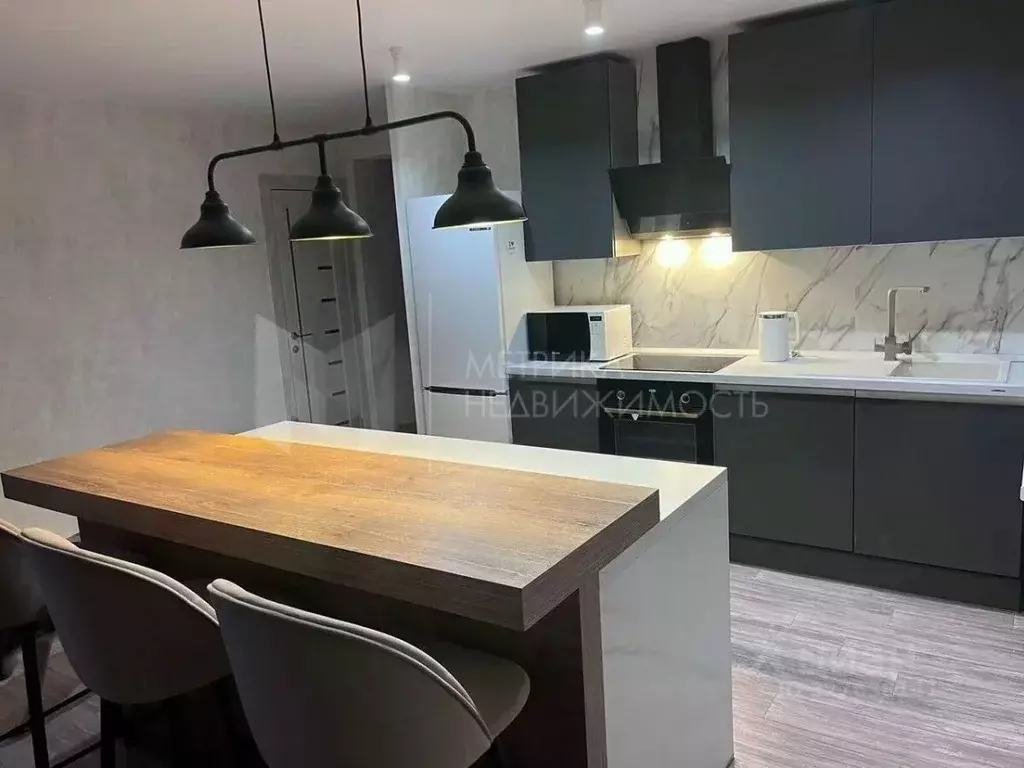 3-к кв. Тюменская область, Тюмень ул. Газовиков, 2 (91.8 м) - Фото 1