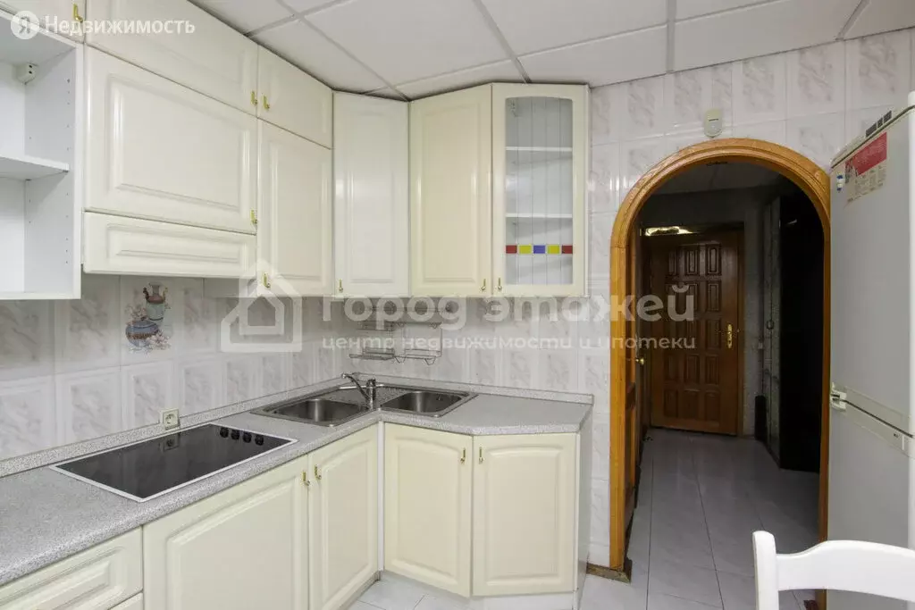 4-комнатная квартира: Челябинск, улица Энгельса, 44а (100 м) - Фото 0