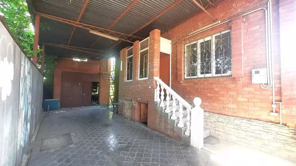 Дом в Краснодарский край, Армавир ул. Тургенева, 257 (170 м) - Фото 0