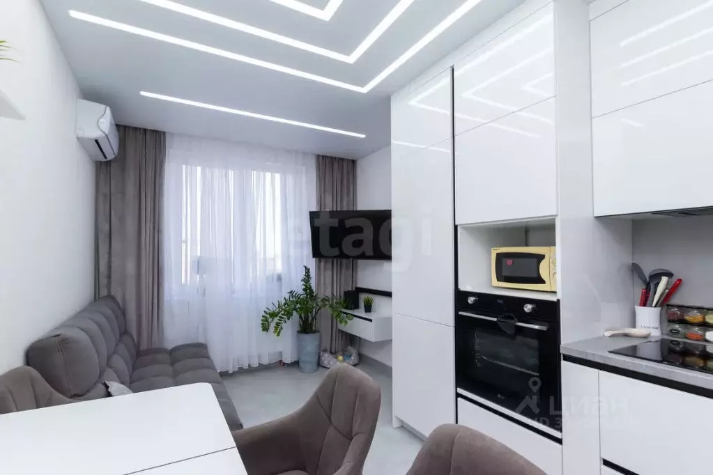 3-к кв. Тюменская область, Тюмень ул. Героев Космоса, 17 (73.5 м) - Фото 0