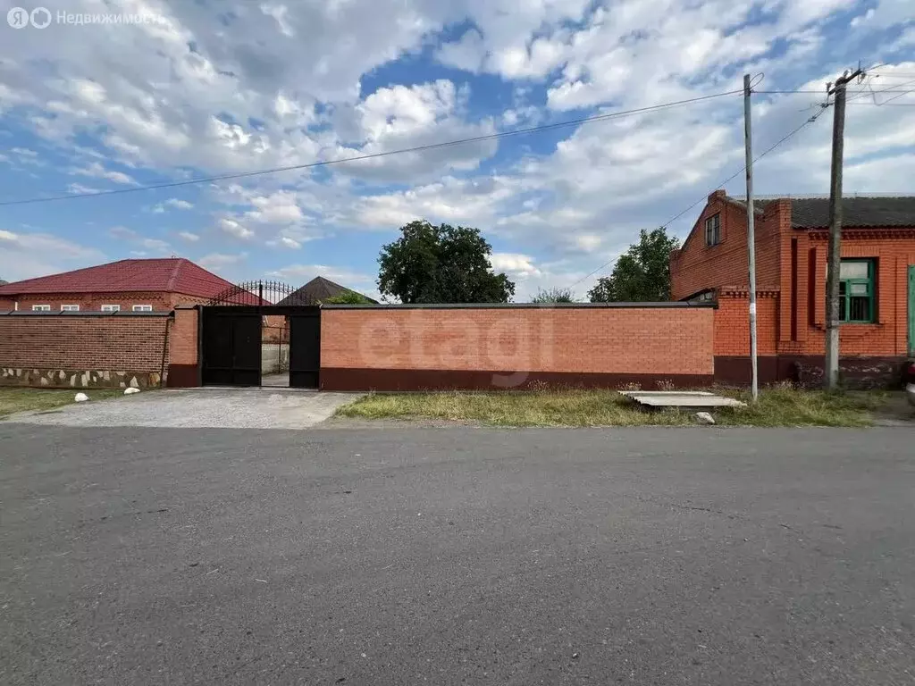 Дом в Плиево, улица имени Сулумбека Осканова (150 м) - Фото 1