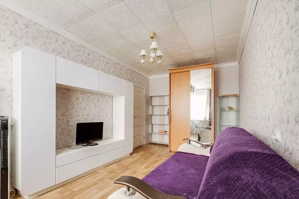 3-к кв. Ленинградская область, Отрадное Кировский район, Заводская ... - Фото 0