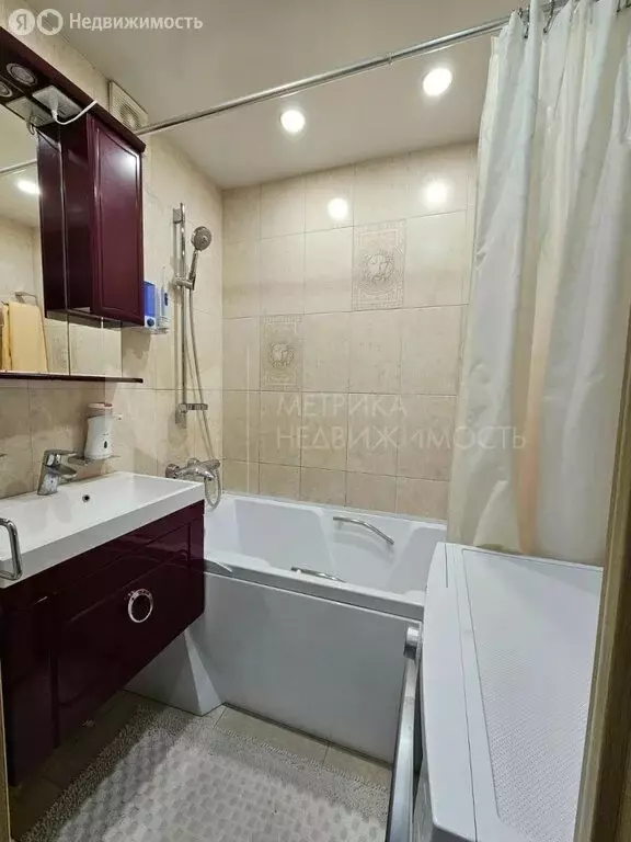 3-комнатная квартира: Тюмень, улица Демьяна Бедного, 102 (65 м) - Фото 0