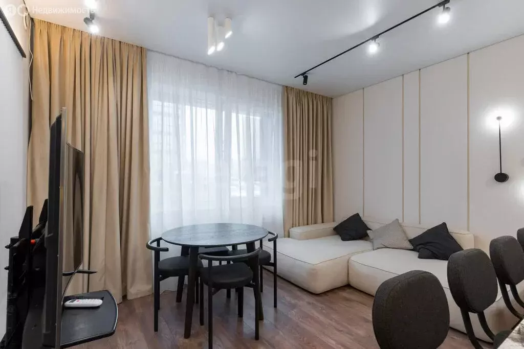 2-комнатная квартира: Тюмень, улица Фармана Салманова, 14 (82 м) - Фото 2