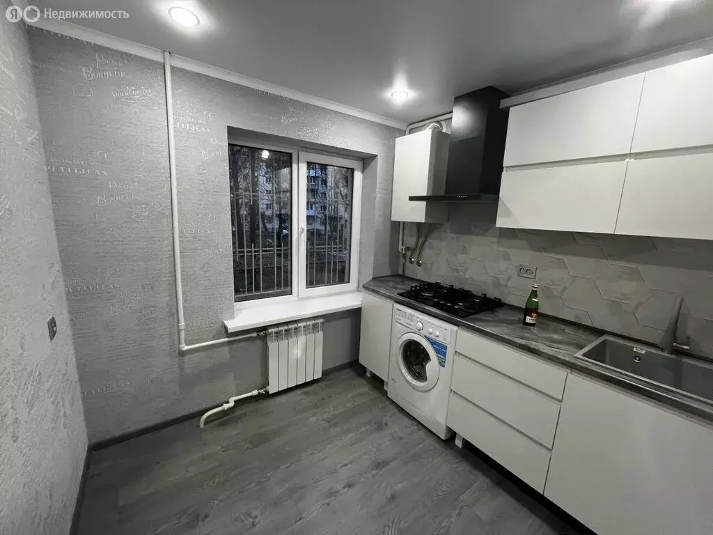 3-комнатная квартира: Нальчик, улица Идарова, 100 (56.4 м) - Фото 1