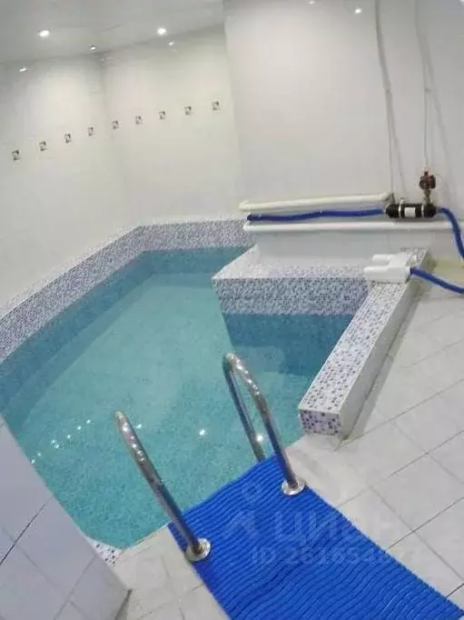 Дом в Свердловская область, Екатеринбург ул. Рощинская, 55 (350 м) - Фото 1