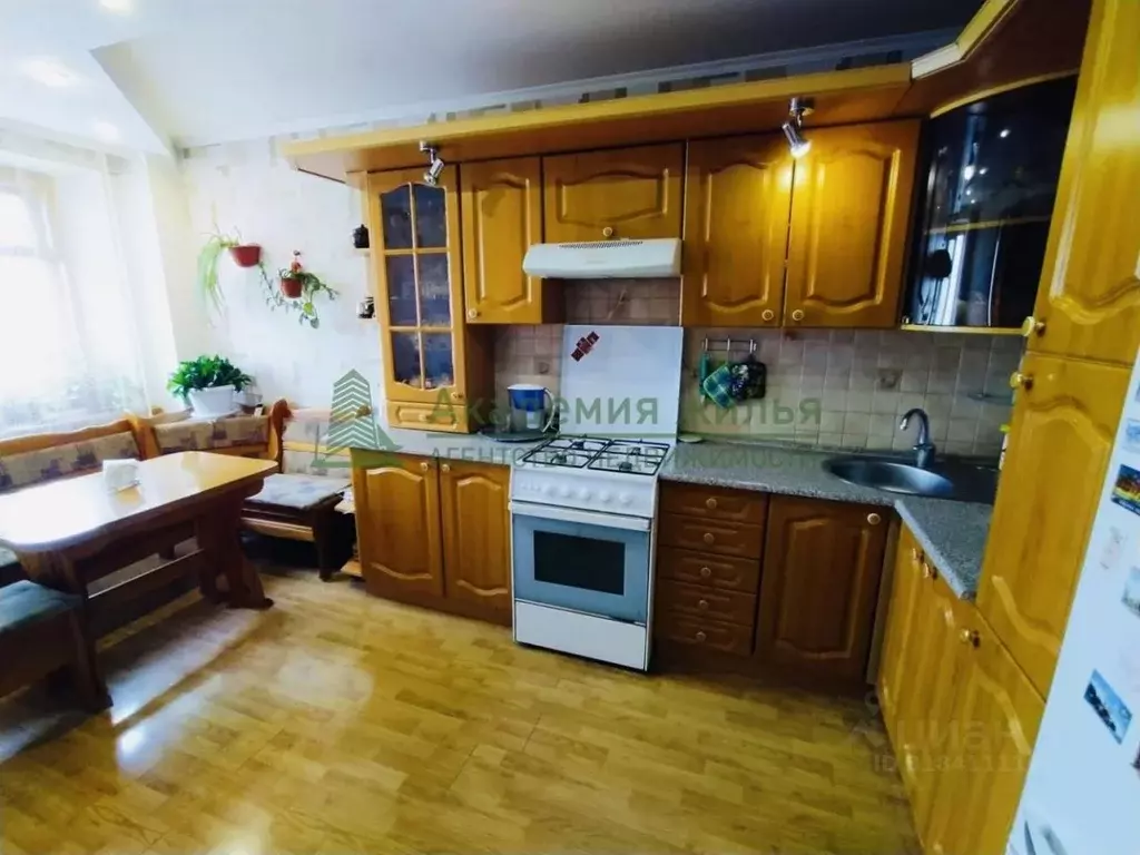 4-к кв. Саратовская область, Саратов ул. Усть-Курдюмская, 7г (105.0 м) - Фото 0
