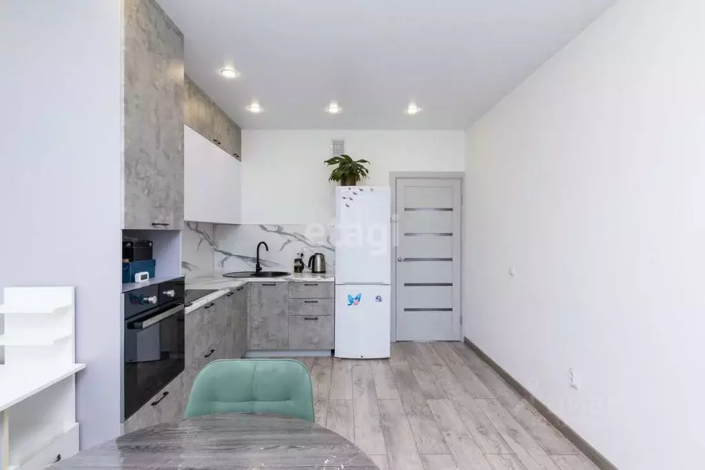 3-к кв. Тюменская область, Тюмень ул. Павла Никольского, 12 (83.1 м) - Фото 0