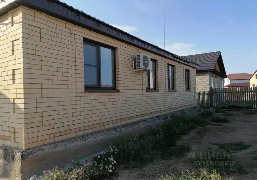 Дом в Астраханская область, пос. Володарский ул. Парковая, 26 (136 м) - Фото 1