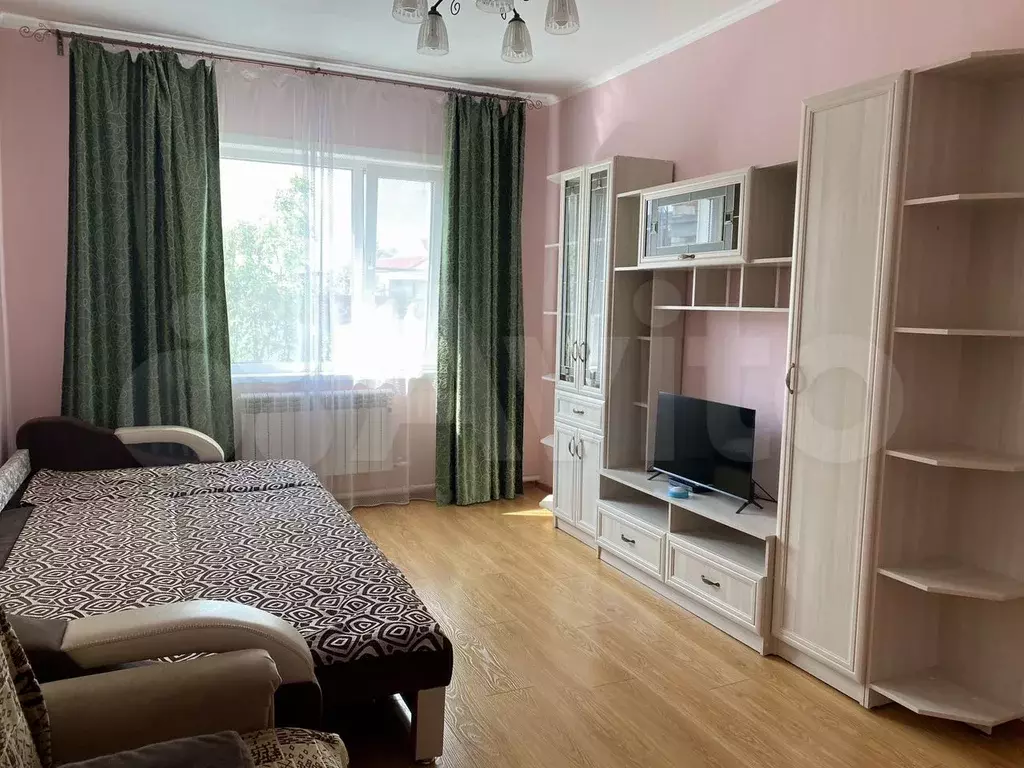 Комната 100 м в 4-к., 1/1 эт. - Фото 0