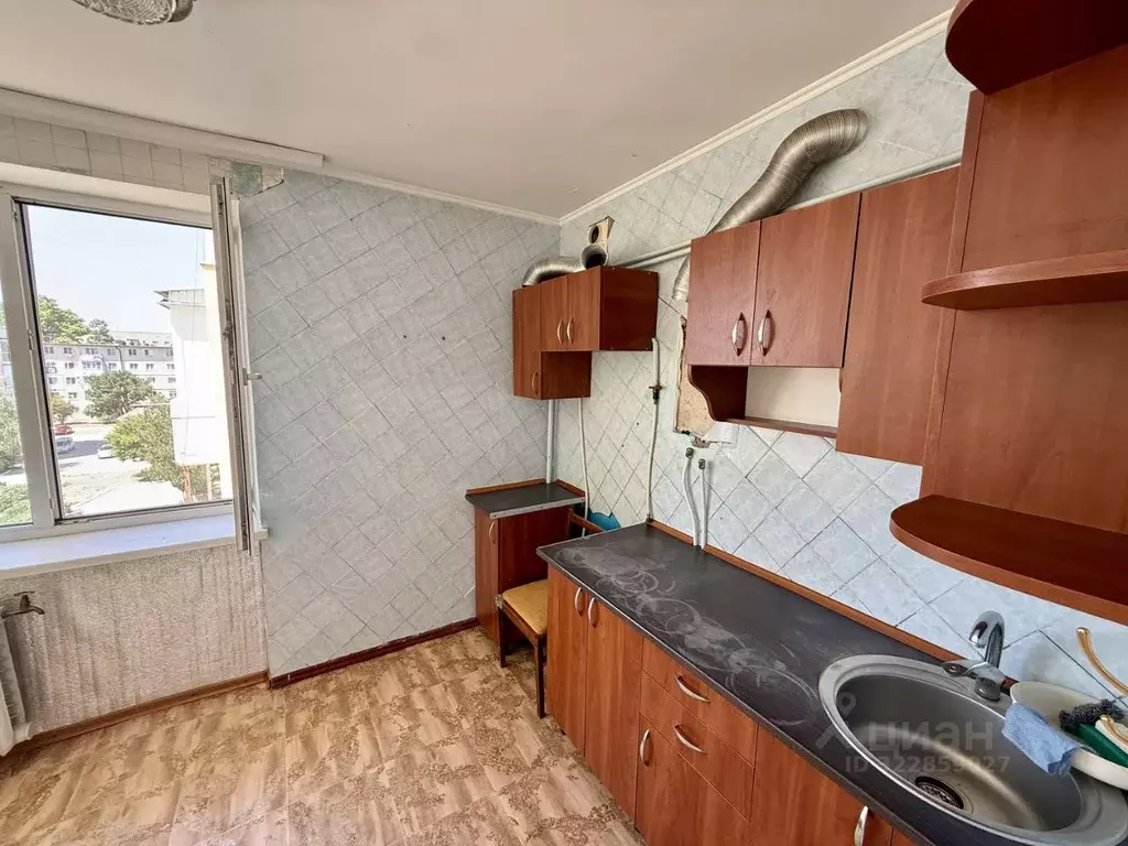 3-к кв. Крым, Красногвардейское пгт ул. 50 лет Октября, 25 (65.0 м) - Фото 2