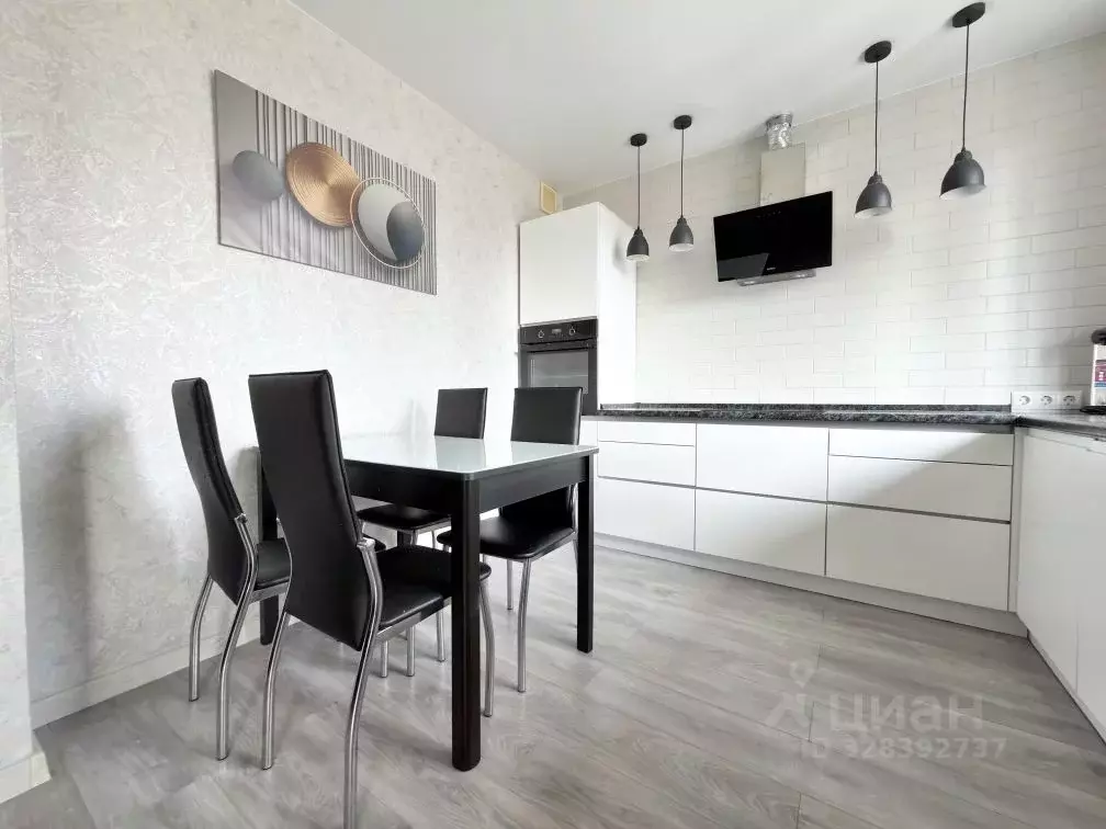 3-к кв. Красноярский край, Красноярск ул. Молокова, 27 (70.2 м) - Фото 1