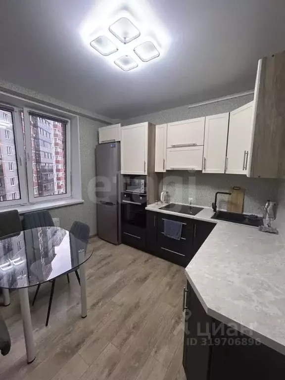 2-к кв. Омская область, Омск ул. Б.Г. Шаронова, 25 (56.7 м) - Фото 0