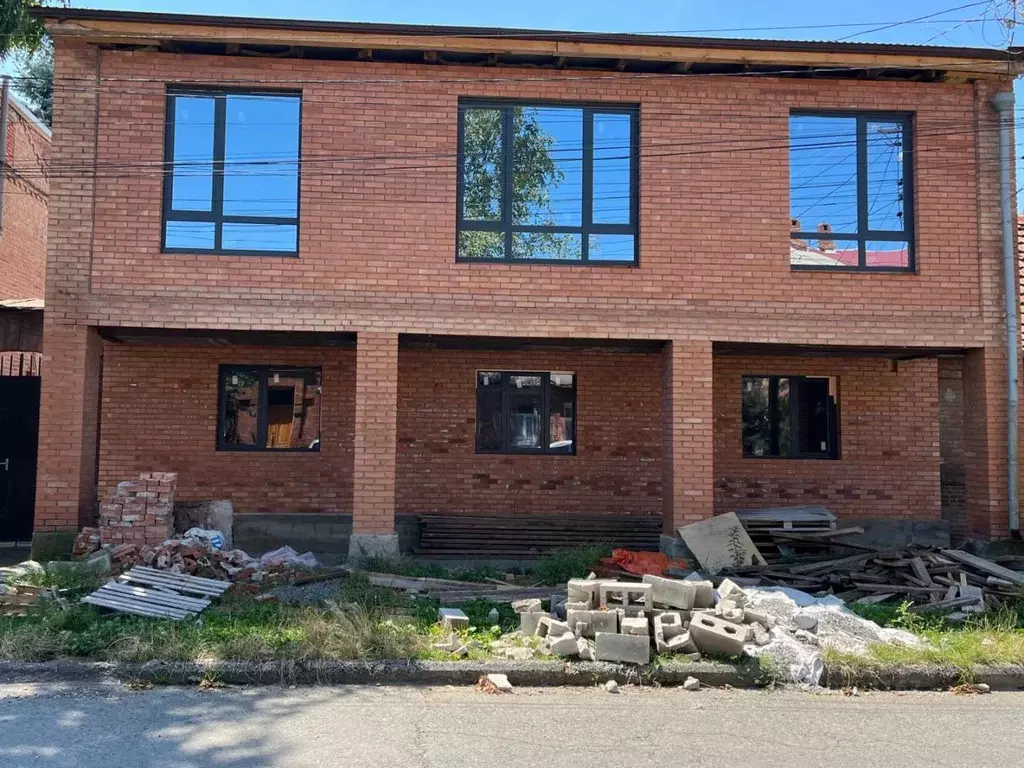 Дом в Северная Осетия, Владикавказ ул. Воробьева, 7 (100 м) - Фото 1