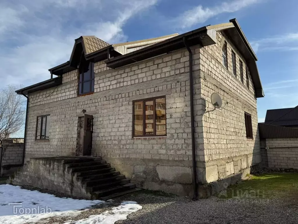 Дом в Кабардино-Балкария, Нальчик ул. Аэропортная, 27 (220 м) - Фото 1