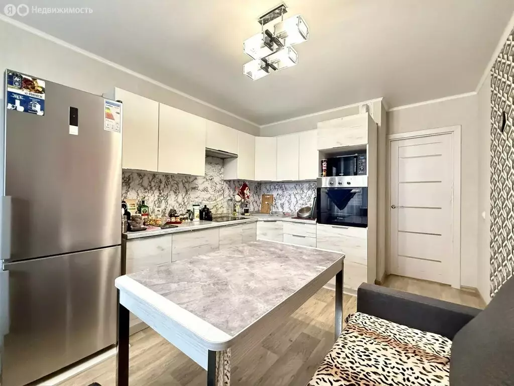 2-комнатная квартира: Брянск, улица имени А.Ф. Войстроченко, 2 (62 м) - Фото 1