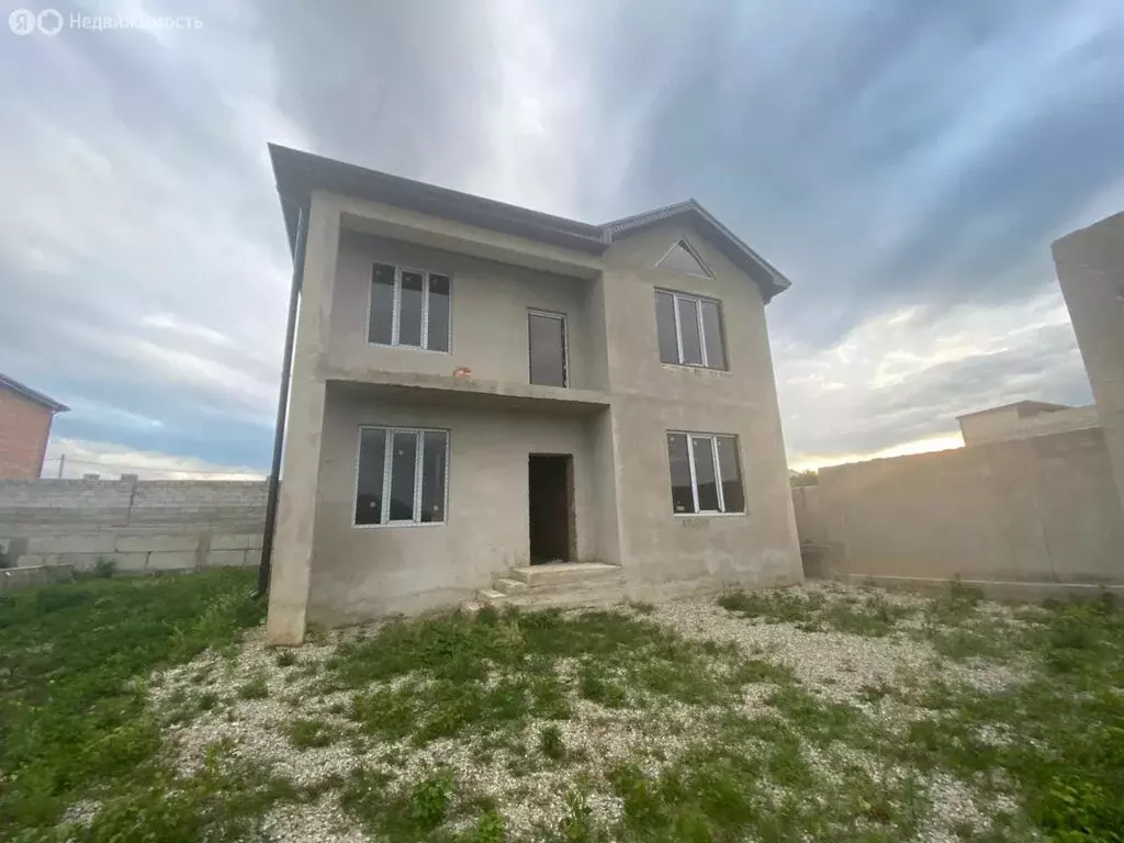 Дом в село Белая Речка, улица Биттирова (180 м) - Фото 0