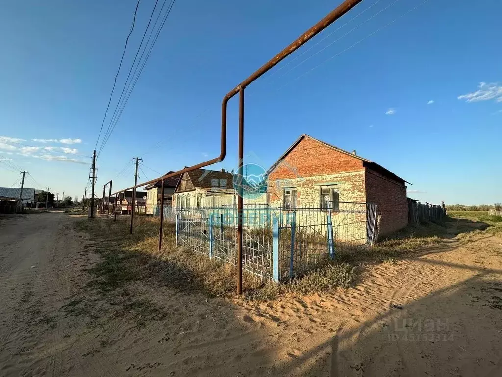 Дом в Астраханская область, Наримановский район, с. Волжское ... - Фото 1