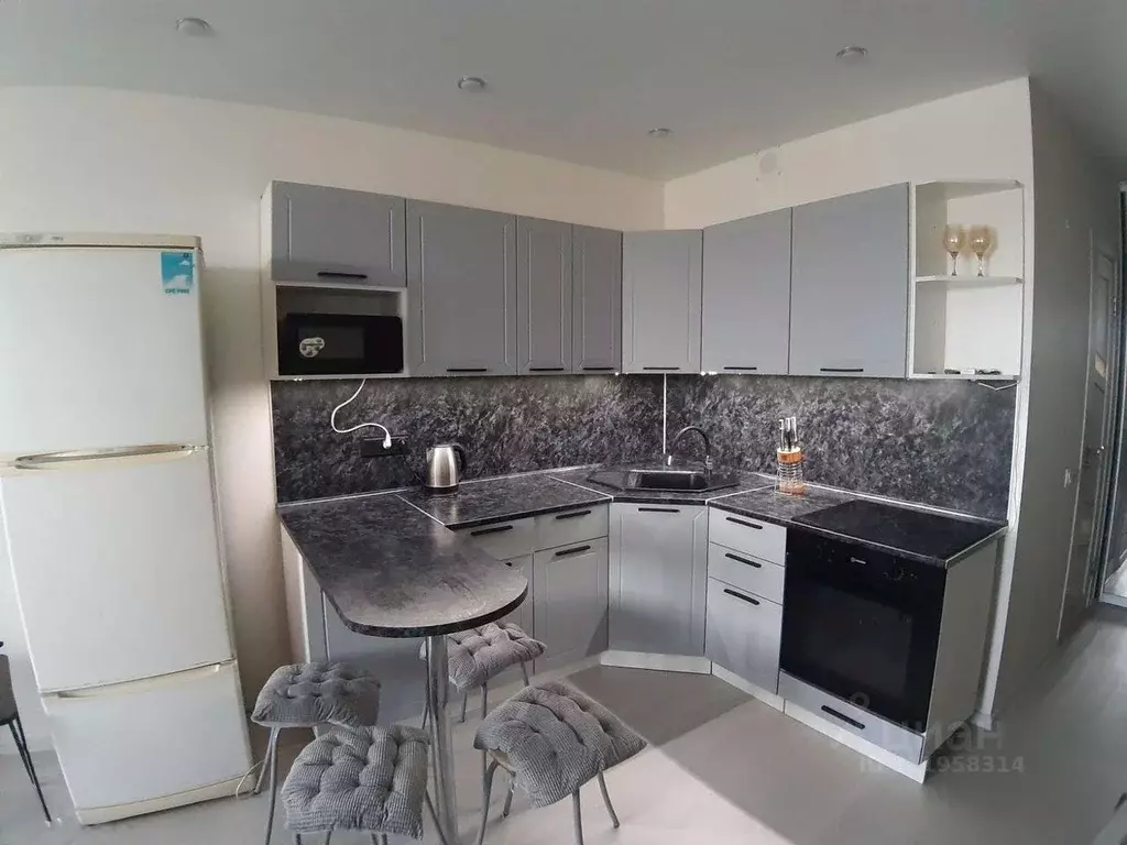 Студия Тюменская область, Тюмень ул. Тимофея Чаркова, 28 (30.0 м) - Фото 1