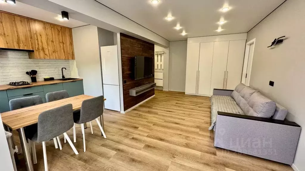 3-к кв. Краснодарский край, Сочи Центральный мкр, ул. Роз, 63 (57.0 м) - Фото 1