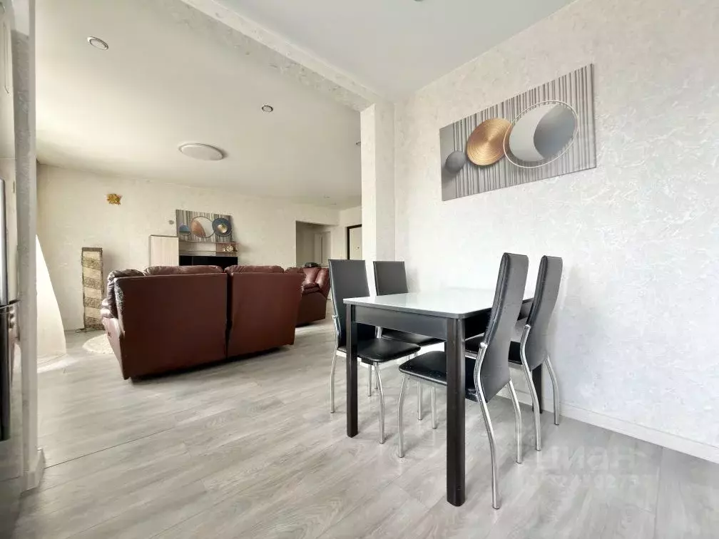 3-к кв. Красноярский край, Красноярск ул. Молокова, 27 (70.2 м) - Фото 2