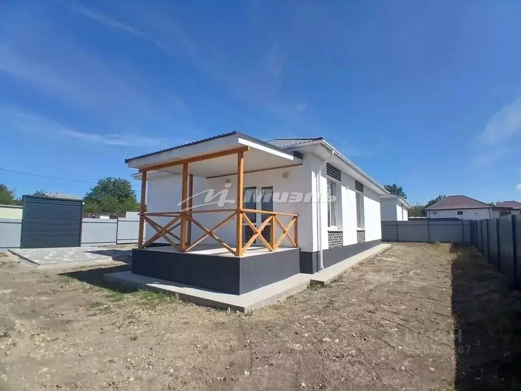 Дом в Крым, Симферопольский район, Добровское с/пос, с. Пионерское ул. ... - Фото 1