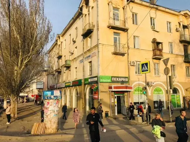 Помещение с отдельным входом и витринами 58м - Фото 0
