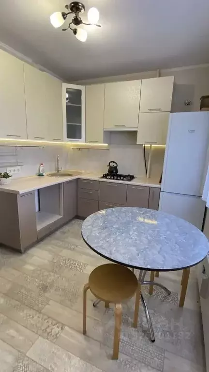 2-к кв. Омская область, Омск ул. 21-я Амурская, 35 (65.0 м) - Фото 1