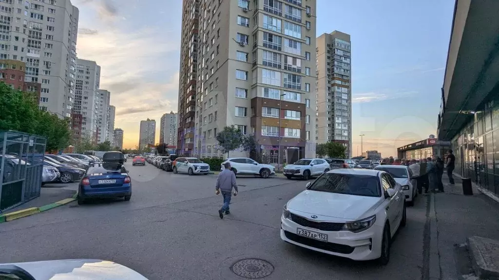 Торговая площадь 49 м с витриной на сотни квартир - Фото 1