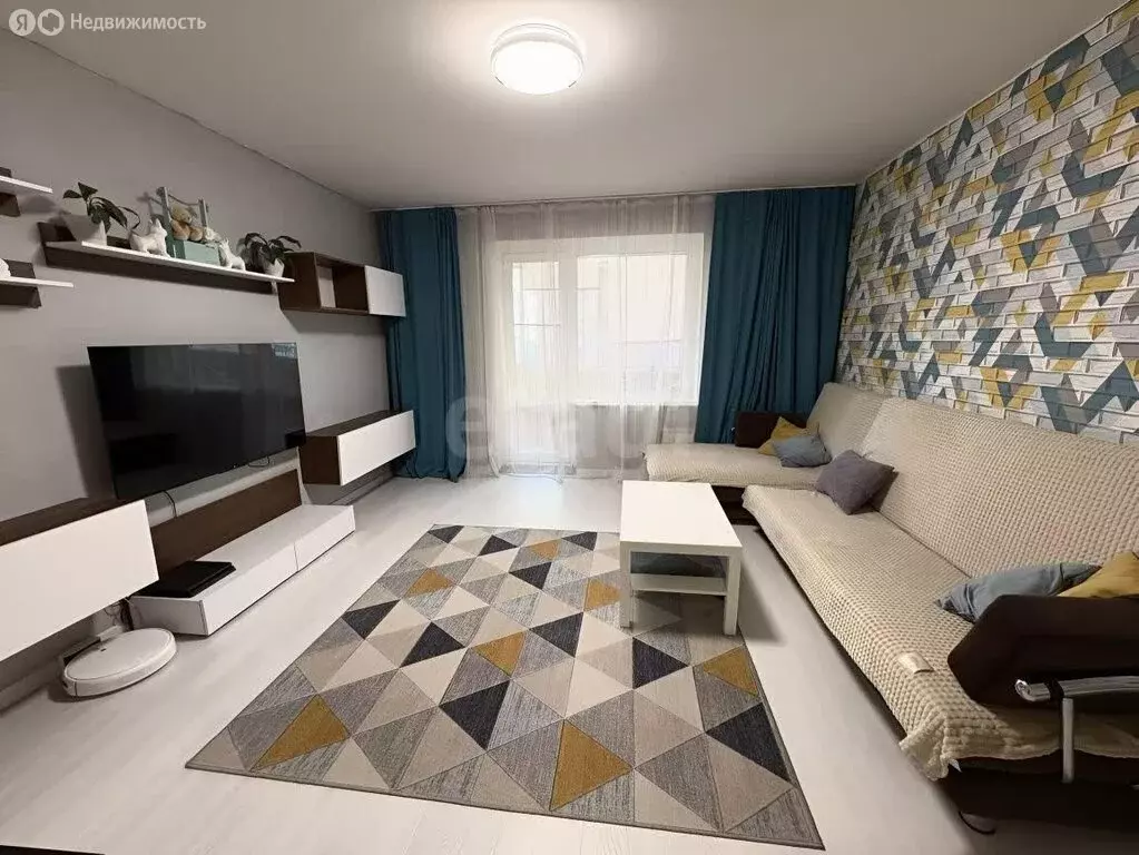 3-комнатная квартира: Челябинск, улица Салавата Юлаева, 17В (71.3 м) - Фото 1