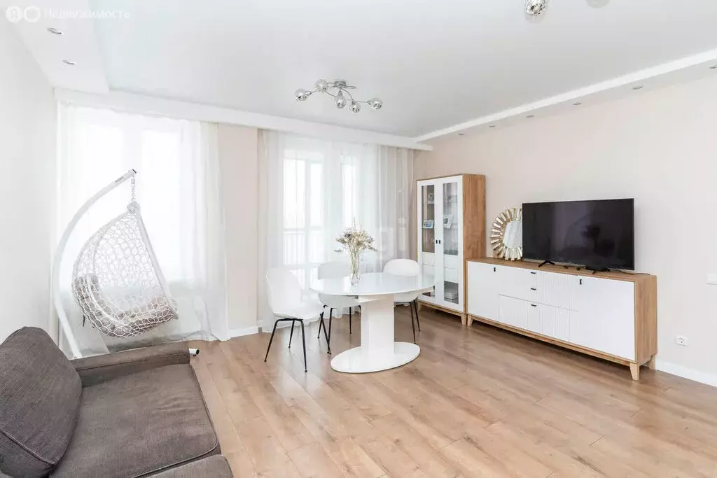 1-комнатная квартира: Тюмень, улица Николая Никитина, 10 (60 м) - Фото 1