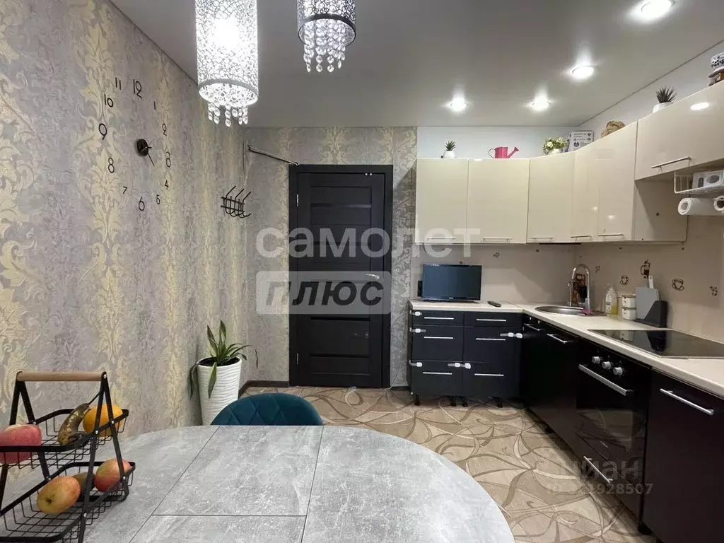 3-к кв. Челябинская область, Челябинск ул. Братьев Кашириных, 114 ... - Фото 1