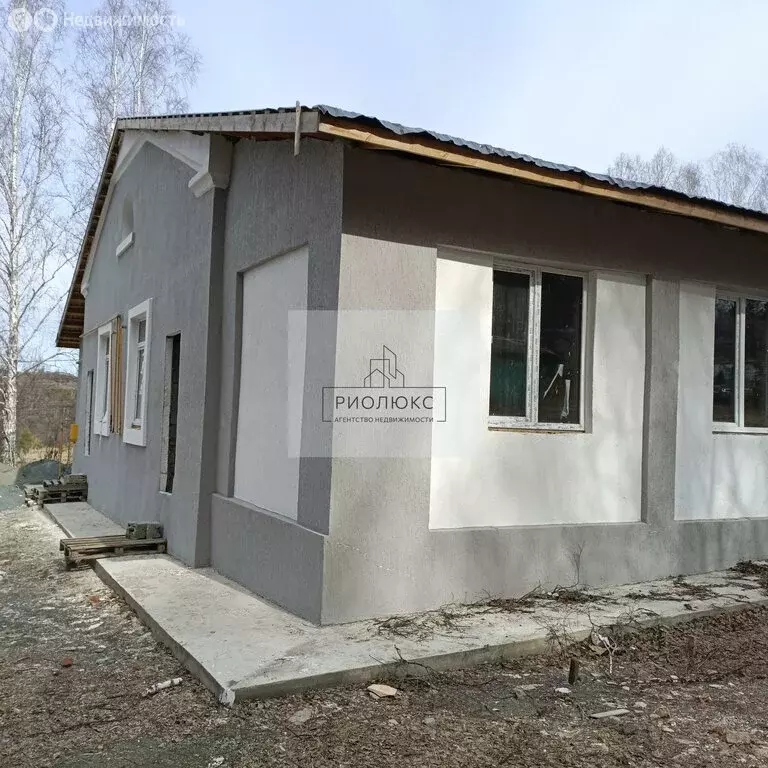 Дом в село Абзаково, улица Ленина, 214Б (240 м) - Фото 1