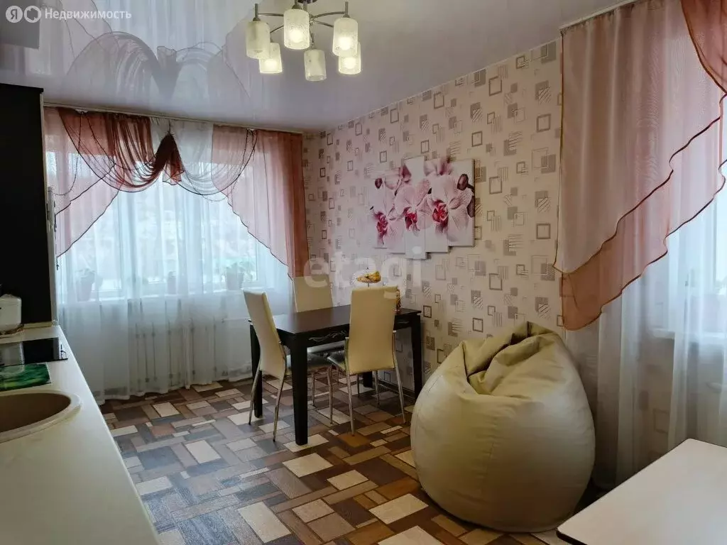 3-комнатная квартира: Петропавловск-Камчатский, улица Максутова, 18 ... - Фото 0