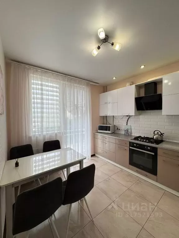 2-к кв. Крым, Симферополь ул. Лексина, 48А (65.0 м) - Фото 0