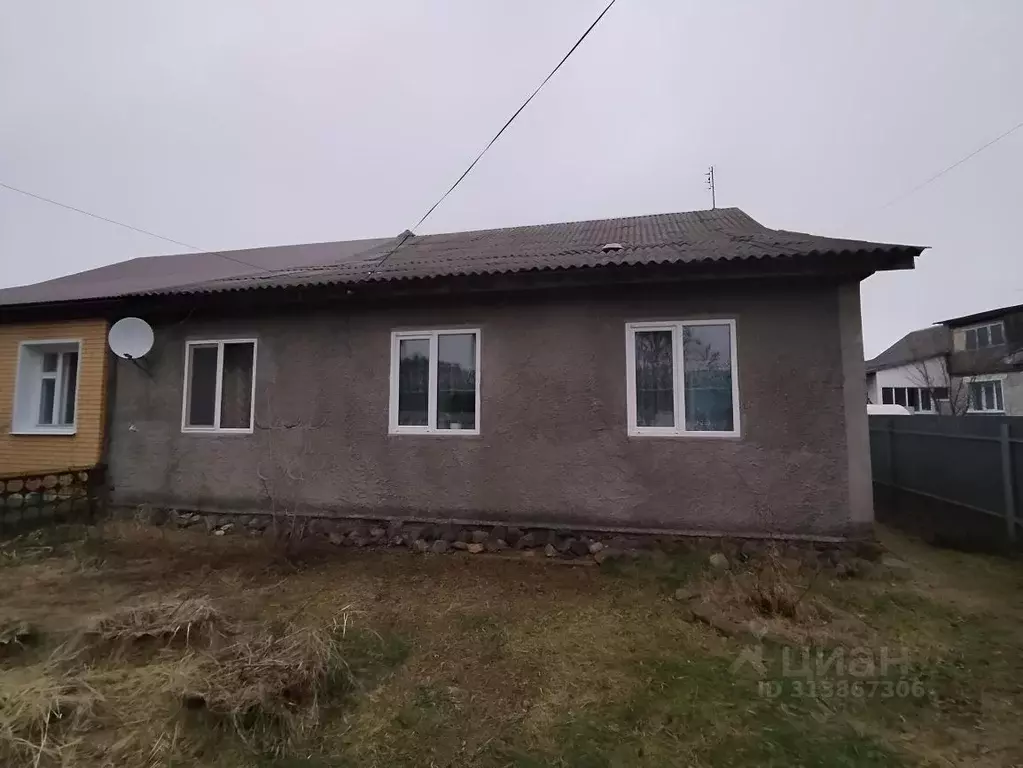 4-к кв. Брянская область, Жуковка Футбольная ул., 2 (104.3 м) - Фото 0